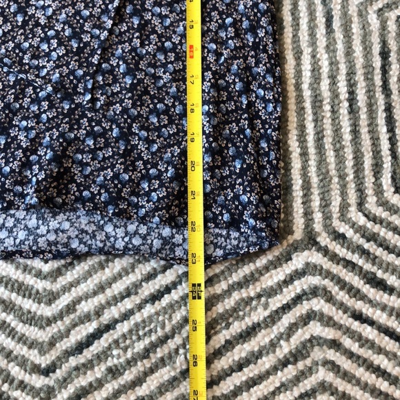 H&M cute ditzy flower top - Picture 7 of 7